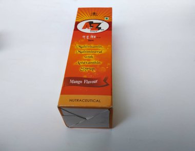 Bangalore, Karnataka / Hindistan-18 Temmuz 2020: A 'dan Z' ye Yakın Çekim Multivitamin ve Mineral Mango Lezzeti 200 ML Şişe Paketi Beyaz Arkaplan 'da izole edildi.