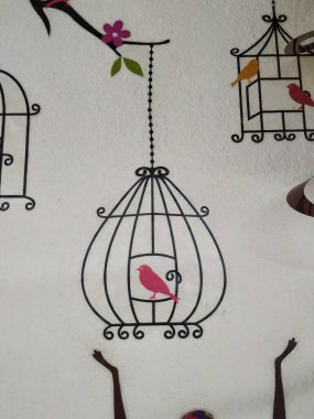 Bangalore, Karnataka / Hindistan-28 Haziran 2020: Kafes ve Duvardaki Kuşların Kapalı Silueti Dekorasyon İçin Duvara Yapıştırıldı.