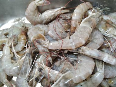 Bir gurup İndian Detaylı Çiğ Karides Dükkanında. Karides dokusu arkaplanının kapatılması