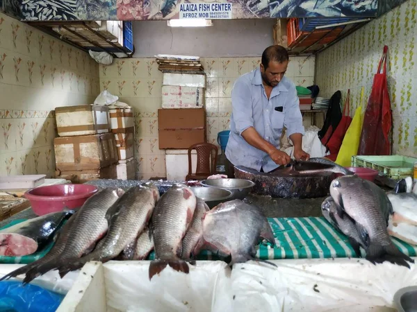 班加罗尔 印度卡纳塔克邦 2020年6月28日 关闭一家本地鱼类商店的印度男子清洗或切片鱼店 — 图库照片