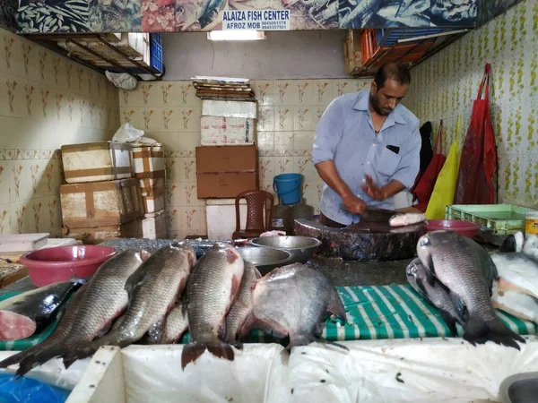 班加罗尔 印度卡纳塔克邦 2020年6月28日 关闭一家本地鱼类商店的印度男子清洗或切片鱼店 — 图库照片