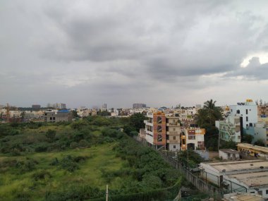 Bangalore, Karnataka / Hindistan-28 Haziran 2020: Bangalore Cityscape ya da Downtown view 'in yağmurlu bulutlu arka planı.