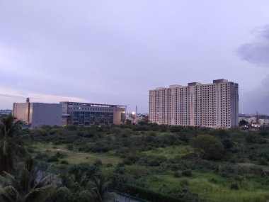 Bangalore, Karnataka / Hindistan-28 Haziran 2020: Yağmurlu bulutlu arka plan veya akşam manzaralı Hindistan Sarı Renkli Çoklu Daire