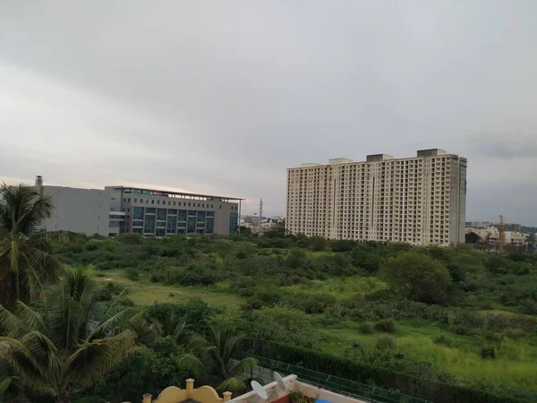 班加罗尔 印度卡纳塔克邦 2020年6月28日 在赫伯尔市附近的一个有雨云背景或夜景的城市 关闭了印度黄色多水公寓 — 图库照片
