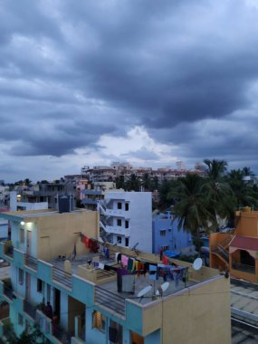 Gökyüzü 'nün güzel manzarası. Yağmurlu bulutlar var. Şehir merkezi manzaralı.