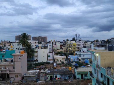 Gökyüzü 'nün güzel manzarası. Yağmurlu bulutlar var. Şehir merkezi manzaralı.