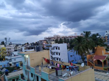 Gökyüzü 'nün güzel manzarası. Yağmurlu bulutlar var. Şehir merkezi manzaralı.