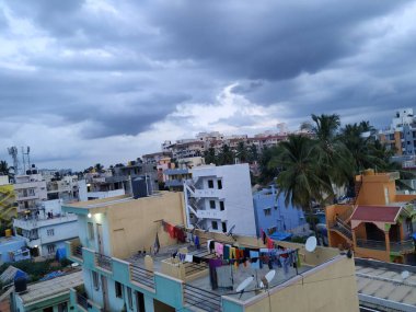 Gökyüzü 'nün güzel manzarası. Yağmurlu bulutlar var. Şehir merkezi manzaralı.