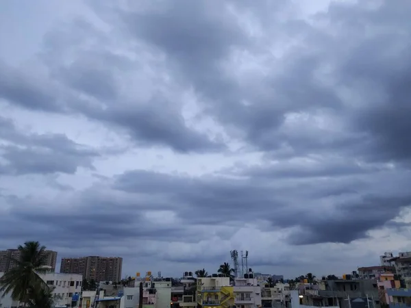 夜は雨の雲と青空の美しい景色ダウンタウンの街の景色 — ストック写真