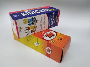 Bangalore, Karnataka / Hindistan-18 Temmuz 2020: Beyaz Arkaplanda A 'dan Z' ye Çoklu Vitamin Mangosu ve Kidicare-D Tonik izole edildi