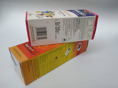 Bangalore, Karnataka / Hindistan-18 Temmuz 2020: Beyaz Arkaplanda A 'dan Z' ye Çoklu Vitamin Mangosu ve Kidicare-D Tonik izole edildi