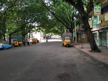 Bangalore, Karnataka / Hindistan-18 Temmuz 2020: Bangalore 'da Covid Lock nedeniyle Boş Yolların Kapanışı. Agrahara Dasarahalli 'de Trafik ve Sinyal Yok