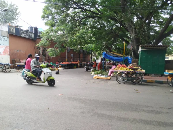 バンガロール カルナータカ州 インド 2020年7月18日 ロードサイドからのインドの地元野菜市場の閉鎖 アグラハラ ダサラハリの野菜と果物の路上駐車販売カートで — ストック写真