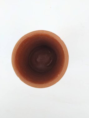 Boş El Kumu ya da Clay Kırmızı Cam 'ın yakın çekimi Beyaz Arkaplanda izole edildi