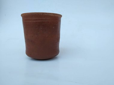 Boş El Kumu ya da Clay Kırmızı Cam 'ın yakın çekimi Beyaz Arkaplanda izole edildi