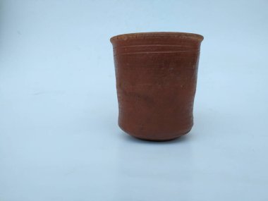 Boş El Kumu ya da Clay Kırmızı Cam 'ın yakın çekimi Beyaz Arkaplanda izole edildi