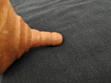 El yapımı Kum ya da Clay Kırmızı Cam Lid ya da Cap 'in yakın plan görüntüleri Kara Arkaplanda izole edildi