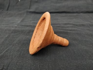 El yapımı Kum ya da Clay Kırmızı Cam Lid ya da Cap 'in yakın plan görüntüleri Kara Arkaplanda izole edildi