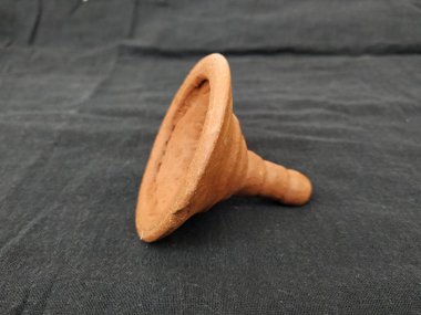 El yapımı Kum ya da Clay Kırmızı Cam Lid ya da Cap 'in yakın plan görüntüleri Kara Arkaplanda izole edildi