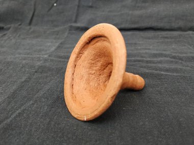 El yapımı Kum ya da Clay Kırmızı Cam Lid ya da Cap 'in yakın plan görüntüleri Kara Arkaplanda izole edildi