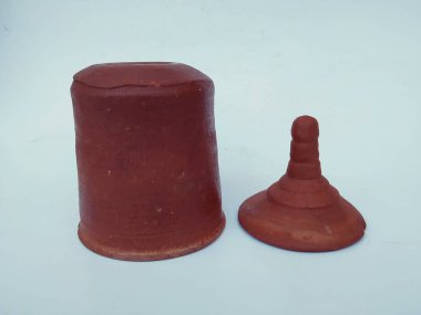 El yapımı Kum veya Clay Glass and Lid 'in yakın plan görüntüsü Açık ve Kapalı Görünümde beyaz arkaplanda izole edildi