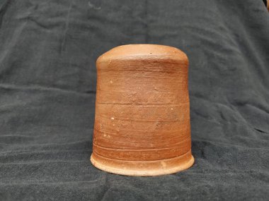 Boş Kum Kumu ya da Clay Kırmızı Cam 'ın yakın plan görüntüleri Kara Arkaplanda izole edildi