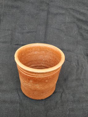 Boş Kum Kumu ya da Clay Kırmızı Cam 'ın yakın plan görüntüleri Kara Arkaplanda izole edildi