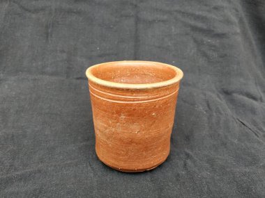 Boş Kum Kumu ya da Clay Kırmızı Cam 'ın yakın plan görüntüleri Kara Arkaplanda izole edildi