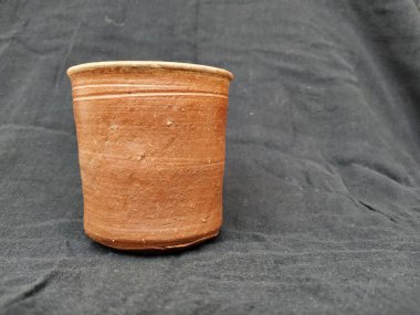 Boş Kum Kumu ya da Clay Kırmızı Cam 'ın yakın plan görüntüleri Kara Arkaplanda izole edildi