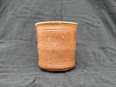 Boş Kum Kumu ya da Clay Kırmızı Cam 'ın yakın plan görüntüleri Kara Arkaplanda izole edildi