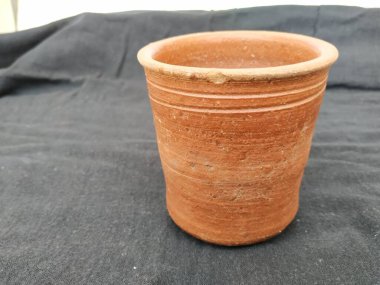 Boş Kum Kumu ya da Clay Kırmızı Cam 'ın yakın plan görüntüleri Kara Arkaplanda izole edildi