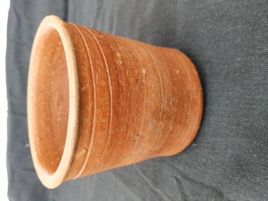 Boş Kum Kumu ya da Clay Kırmızı Cam 'ın yakın plan görüntüleri Kara Arkaplanda izole edildi