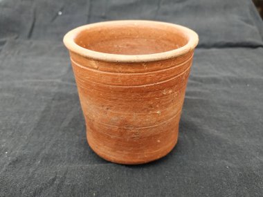 Boş Kum Kumu ya da Clay Kırmızı Cam 'ın yakın plan görüntüleri Kara Arkaplanda izole edildi