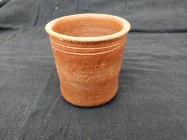 Boş Kum Kumu ya da Clay Kırmızı Cam 'ın yakın plan görüntüleri Kara Arkaplanda izole edildi