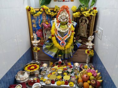 Vara Mahalakshmi Vrata festivali sırasında Tanrıça Lakshmi Heykeli Dekorasyonu. Tanrıça Lakshmi 'yi idame ettirmek için düzenlenen festival. Varalakshmi bir lütuftur. Puja, Karnataka 'da kadınlar tarafından yapıldı.