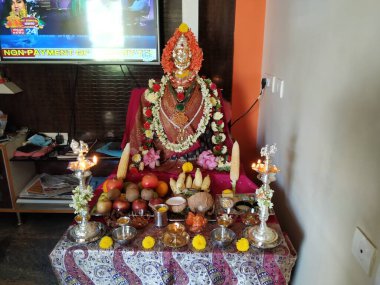 Vara Mahalakshmi Vrata festivali sırasında Tanrıça Lakshmi Heykeli Dekorasyonu. Tanrıça Lakshmi 'yi idame ettirmek için düzenlenen festival. Varalakshmi bir lütuftur. Puja, Karnataka 'da kadınlar tarafından yapıldı.