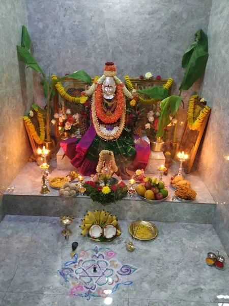 Vara Mahalakshmi Vrata节期间的Lakshmi女神雕像装饰 它的节日是为了安抚拉克希米女神 Varalakshmi是个乐天派 Puja Done Women Karnataka — 图库照片