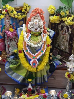 Vara Mahalakshmi Vrata Festivali sırasında Bangalore, Karnataka / Hindistan-31 Temmuz 2020 Tanrıça Lakshmi Heykeli Dekorasyonu. Tanrıça Lakshmi 'yi idame ettirmek için düzenlenen festival. Puja, Karnataka 'da kadınlar tarafından yapıldı.