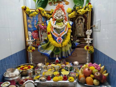 Vara Mahalakshmi Vrata Festivali sırasında Bangalore, Karnataka / Hindistan-31 Temmuz 2020 Tanrıça Lakshmi Heykeli Dekorasyonu. Tanrıça Lakshmi 'yi idame ettirmek için düzenlenen festival. Puja, Karnataka 'da kadınlar tarafından yapıldı.