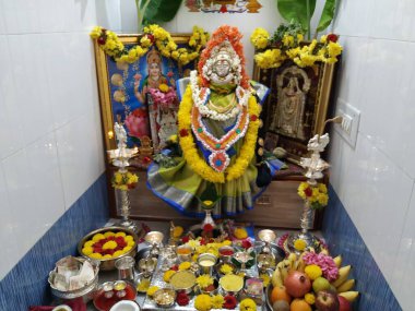 Vara Mahalakshmi Vrata Festivali sırasında Bangalore, Karnataka / Hindistan-31 Temmuz 2020 Tanrıça Lakshmi Heykeli Dekorasyonu. Tanrıça Lakshmi 'yi idame ettirmek için düzenlenen festival. Puja, Karnataka 'da kadınlar tarafından yapıldı.