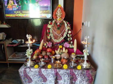 Vara Mahalakshmi Vrata Festivali sırasında Bangalore, Karnataka / Hindistan-31 Temmuz 2020 Tanrıça Lakshmi Heykeli Dekorasyonu. Tanrıça Lakshmi 'yi idame ettirmek için düzenlenen festival. Puja, Karnataka 'da kadınlar tarafından yapıldı.