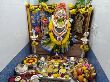 Vara Mahalakshmi Vrata Festivali sırasında Bangalore, Karnataka / Hindistan-31 Temmuz 2020 Tanrıça Lakshmi Heykeli Dekorasyonu. Tanrıça Lakshmi 'yi idame ettirmek için düzenlenen festival. Puja, Karnataka 'da kadınlar tarafından yapıldı.