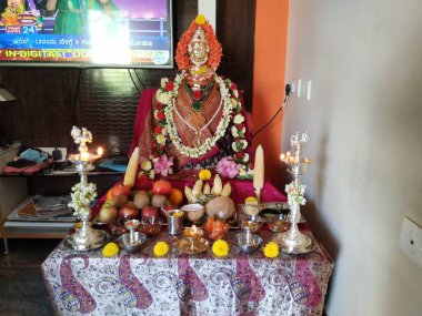 Vara Mahalakshmi Vrata Festivali sırasında Bangalore, Karnataka / Hindistan-31 Temmuz 2020 Tanrıça Lakshmi Heykeli Dekorasyonu. Tanrıça Lakshmi 'yi idame ettirmek için düzenlenen festival. Puja, Karnataka 'da kadınlar tarafından yapıldı.