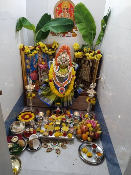 2020年7月31日Vara Mahalakshmi Vrata节期间Lakshmi女神像装饰 它的节日是为了安抚拉克希米女神 Puja Done Women Karnataka — 图库照片