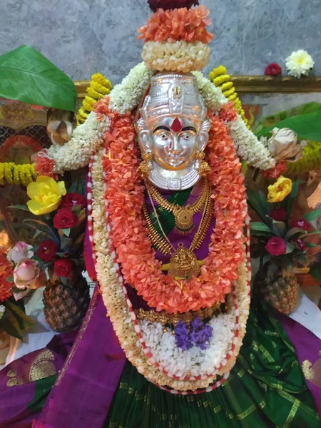 2020年7月31日Vara Mahalakshmi Vrata节期间Lakshmi女神像装饰 它的节日是为了安抚拉克希米女神 Puja Done Women Karnataka — 图库照片