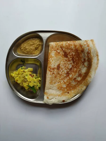 インドの自家製朝食の閉鎖ココナッツチャツネとポテトマサラとおいしいマサラドーサ白い背景に隔離されたプレート — ストック写真