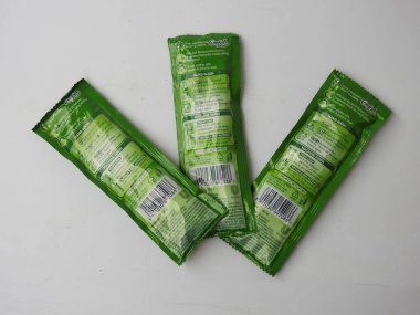 Bangalore, Karnataka / India-Aug 03 2020: Comfort Fabric Conditioner Anti Bakteriyel Yeşil R 'lerin Kapanışı. Beyaz arkaplanda 3 Sachet veya Pack izole edildi