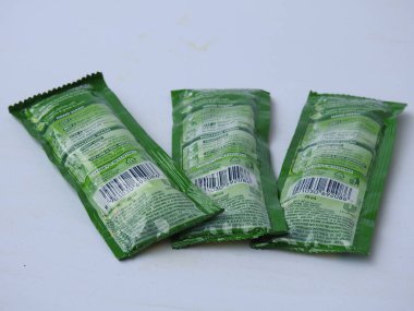 Bangalore, Karnataka / India-Aug 03 2020: Comfort Fabric Conditioner Anti Bakteriyel Yeşil R 'lerin Kapanışı. Beyaz arkaplanda 3 Sachet veya Pack izole edildi