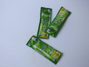 Bangalore, Karnataka / India-Aug 03 2020: Comfort Fabric Conditioner Anti Bakteriyel Yeşil R 'lerin Kapanışı. Beyaz arkaplanda 3 Sachet veya Pack izole edildi