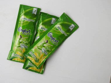 Bangalore, Karnataka / India-Aug 03 2020: Comfort Fabric Conditioner Anti Bakteriyel Yeşil R 'lerin Kapanışı. Beyaz arkaplanda 3 Sachet veya Pack izole edildi